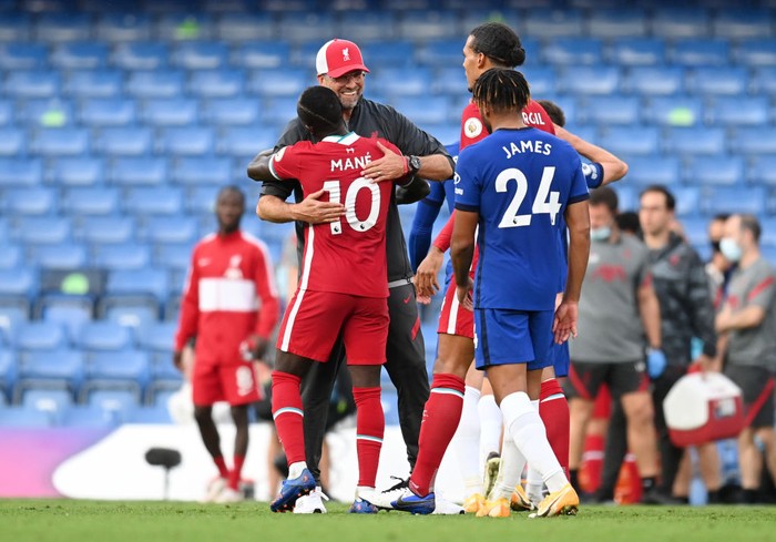 LONDON, ENGLAND - SEPTEMBER 20: Jurgen Klopp, Manager of Liverpool and Sadio Mane of Liverpool celebrate following their teams victory in the Premier League match between Chelsea and Liverpool at Stamford Bridge on September 20, 2020 in London, England. (Photo by Michael Regan/Getty Images)