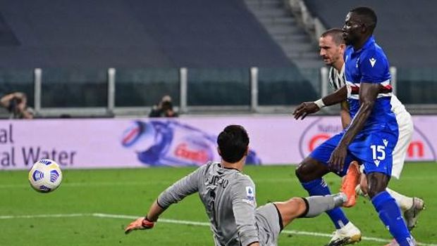 Italian Juventus defender Leonardo Bonucci (rear R) shoots to score his team's second goal past Italian Sampdoria goalkeeper Emil Audero (C) and despite Gambian Sampdoria defender Omar Colley (R) during the Italian Serie A soccer match Juventus vs Sampdoria on September 20, 2020 at Juventus Stadium in Turin.  (Photo by MIGUEL MEDINA / AFP)