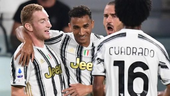 Juventus Swedish forward Dejan Kulusevski (L) celebrates with teammates after opening the scoring during the Italian Serie A football match Juventus vs Sampdoria on September 20, 2020 at the Juventus stadium in Turin. (Photo by Miguel MEDINA / AFP)