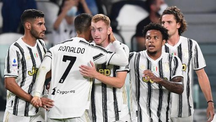 Juventus Juventus Portuguese forward Cristiano Ronaldo (2ndL) embraces Juventus Swedish forward Dejan Kulusevski after Kulusevski opened the scoring during the Italian Serie A football match Juventus vs Sampdoria on September 20, 2020 at the Juventus stadium in Turin. (Photo by Miguel MEDINA / AFP)