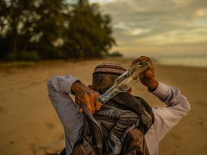 Begini Dong, Kakek Ini Kumpulkan Ribuan Botol di Pantai dan Bangun Museum