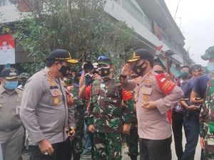 Kapolda Metro Bagikan Sembako-Masker ke Korban Kebakaran di Kalibaru Jakut
