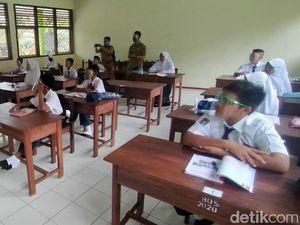 Gunakan Face Field-Masker, Pelajar di Pangandaran Mulai KBM Tatap Muka Gunakan Face Field-Masker, Pelajar di Pangandaran Mulai KBM Tatap Muka