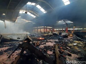 Polisi: Kebakaran Pasar Wage Purwokerto Berawal dari Blok Pedagang Minyak Polisi: Kebakaran Pasar Wage Purwokerto Berawal dari Blok Pedagang Minyak