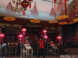 Suasana Klenteng Tertua di Bekasi Jelang Tahun Baru Imlek