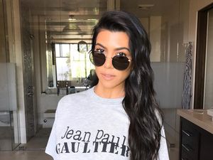 Cara Kourtney Kardashian Tolak Jawab Wawancara Mendadak Viral