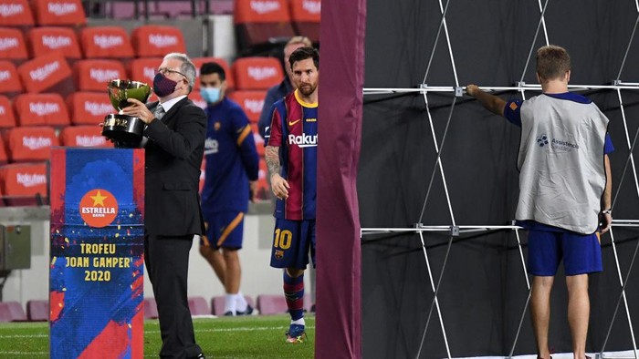 BARCELONA, SPAIN - SEPTEMBER 19: Lionel Messi of FC Barcelona is presented with the Joan Gamper Trophy following his teams victory in the Joan Gamper Trophy match between FC Barcelona and Elche CF on September 19, 2020 in Barcelona, Spain. (Photo by Alex Caparros/Getty Images)