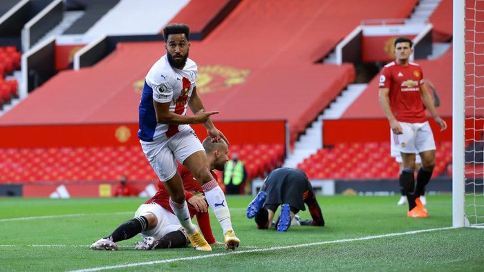 MANCHESTER, ENGLAND - SEPTEMBER 19: Andros Townsend of Crystal Palace celebrates after scoring his teams first goal during the Premier League match between Manchester United and Crystal Palace at Old Trafford on September 19, 2020 in Manchester, England. (Photo by Richard Heathcote/Getty Images )