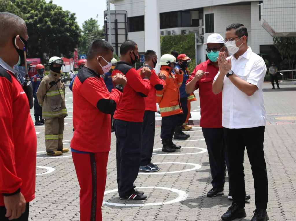 Mensos Puji Damkar & Sekuriti yang Mampu Padamkan Api dalam 1 Jam Mensos Puji Damkar & Sekuriti yang Mampu Padamkan Api dalam 1 Jam