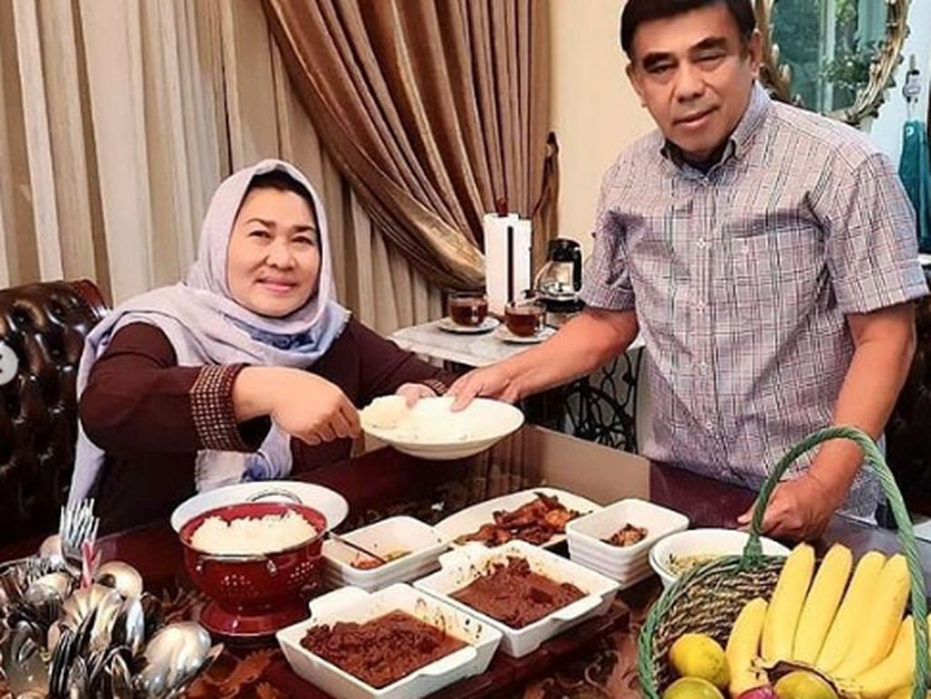 Romantisnya Momen Makan Menag Fachrul Razi dan Istri