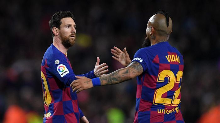 Messi Vidal BARCELONA, SPAIN - MARCH 07: Lionel Messi of FC Barcelona celebrates with Arturo Vidal of FC Barcelona after scoring his sides first goal during the La Liga match between FC Barcelona and Real Sociedad at Camp Nou on March 07, 2020 in Barcelona, Spain. (Photo by Alex Caparros/Getty Images)