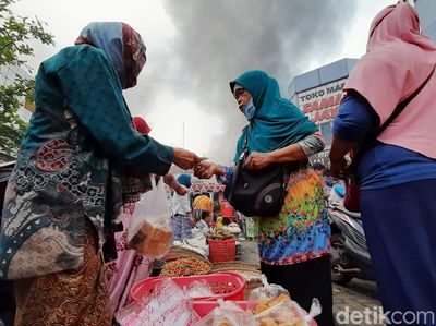 Momen Pedagang Berjualan Saat Pasar Wage Purwokerto Terbakar