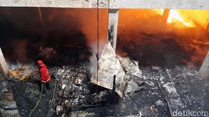 Momen Si Jago Merah Lahap Pasar Wage Purwokerto