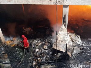 Momen Si Jago Merah Lahap Pasar Wage Purwokerto