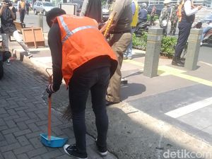 Pelanggar Protokol Kesehatan di Jaksel Dihukum Nyapu Jalanan Sejam