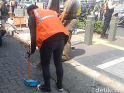 Pelanggar Protokol Kesehatan di Jaksel Dihukum Nyapu Jalanan Sejam