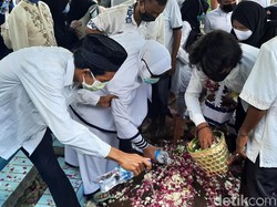 Video Rinaldi Korban Mutilasi di Kalibata City Dimakamkan di Sleman