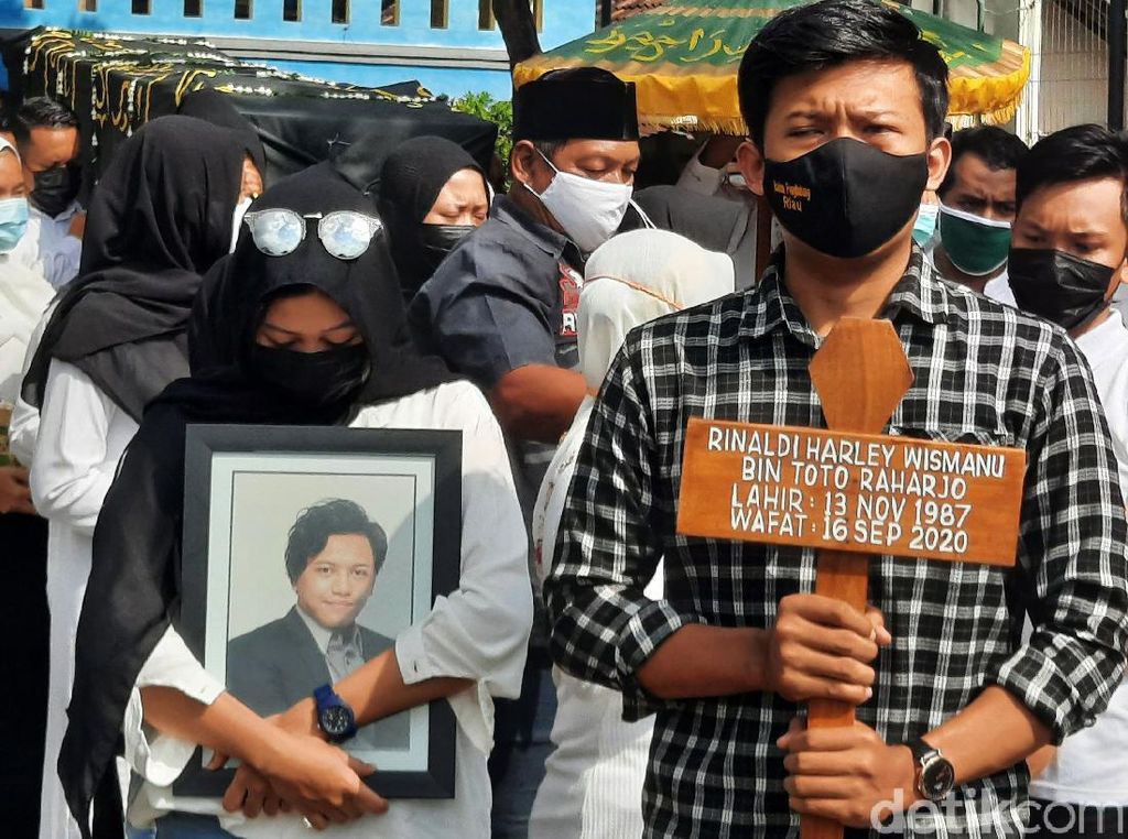 Isak Tangis Iringi Pemakaman Korban Mutilasi di Kalibata City Isak Tangis Iringi Pemakaman Korban Mutilasi di Kalibata City