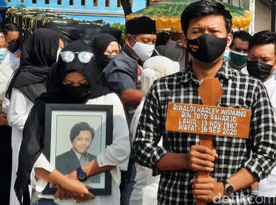 Isak Tangis Iringi Pemakaman Korban Mutilasi di Kalibata City