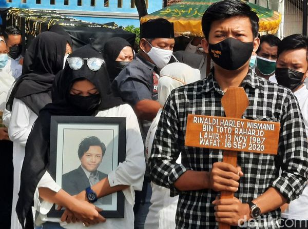 Isak Tangis Iringi Pemakaman Korban Mutilasi di Kalibata City