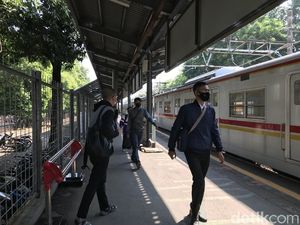 Meski Dilarang, Masih Ada Penumpang KRL yang Pakai Masker Scuba-Buff