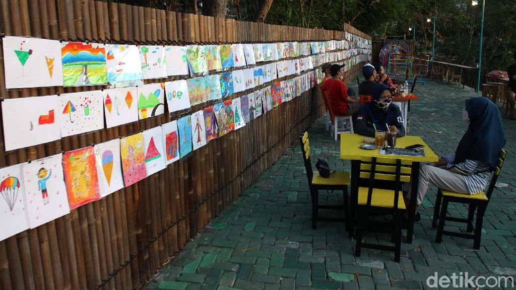 Pinggiran Sungai di Bantul Jadi Lokasi Pameran Lukisan Anak-anak Pinggiran Sungai di Bantul Jadi Lokasi Pameran Lukisan Anak-anak