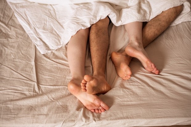 Biarkan istrimu berada dalam posisi miring dan lakukan intercourse secara perlahan. Dijamin ia akan sangat bahagia dengan posisi ini.