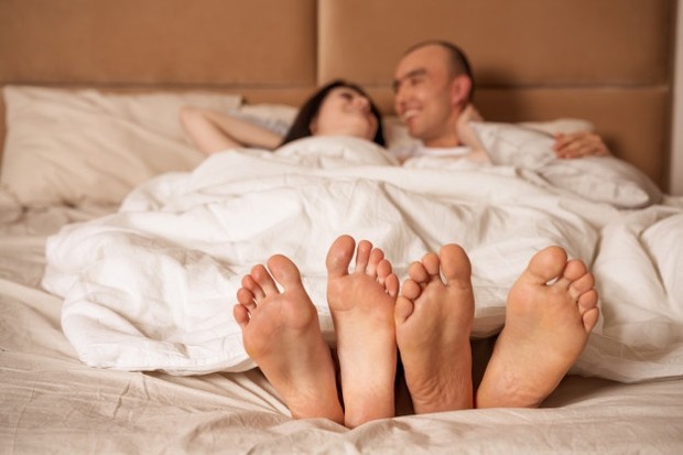 Bagi wanita posisi ini bisa memberikannya kontrol untuk kecepatan dan kedalaman penetrasi. Inilah yang akan membuat gairah mereka meningkat sesuai kecepatannya.