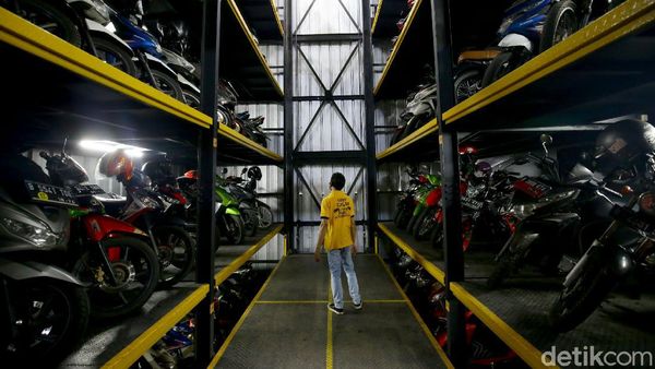 Keren, Bisnis Parkir Susun di Kebon Kacang