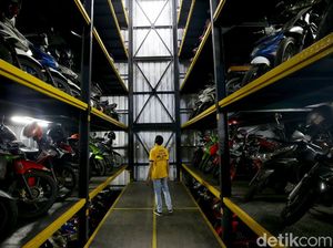 Keren, Bisnis Parkir Susun di Kebon Kacang