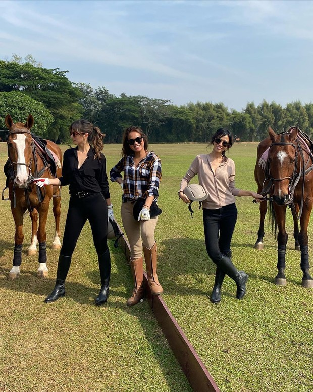 Potret Nia Ramadhani/sumber: Instagram.com/ramadhaniabakrie Nia ramadhani olahraga berkuda
