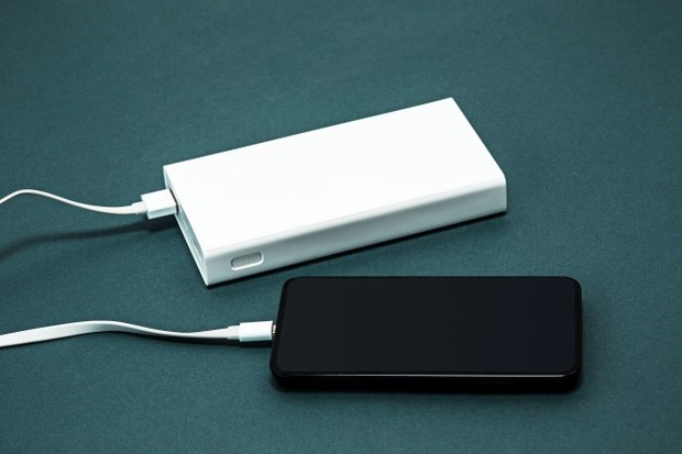 Dengan kata lain, pemilihan power bank berkualitas tinggi dari produsen yang memang terpercaya dapat menjadi cara untuk bisa memastikan ponsel yang kamu miliki tetap terjaga kualitasnya.