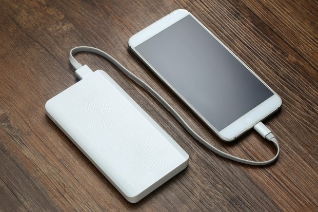 Power bank adalah baterai khusus dalam yang dirancang dengan sirkuit luar biasa yang dapat mengontrol aliran daya.