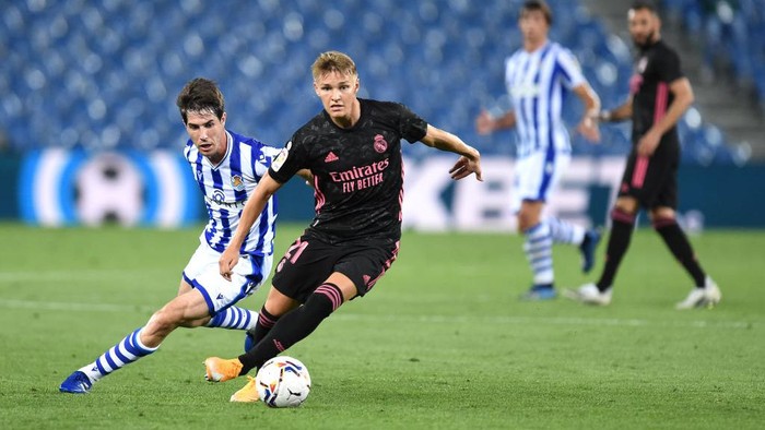 SAN SEBASTIAN, SPAIN - SEPTEMBER 20: Martin Oedegaard of Real Madrid battles for possession with Aritz Elustondo of Real Sociedad during the La Liga Santander match between Real Sociedad and Real Madrid at Estadio Anoeta on September 20, 2020 in San Sebastian, Spain. (Photo by Juan Manuel Serrano Arce/Getty Images)