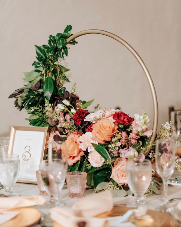 ring flower/instagram.com/stephandeverything Ring flower di atas meja akan mempercantik dekorasi pernikahan