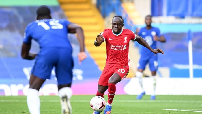 LONDON, ENGLAND - SEPTEMBER 20: Sadio Mane of Liverpool on his way to scoring his teams second goal during the Premier League match between Chelsea and Liverpool at Stamford Bridge on September 20, 2020 in London, England. (Photo by Michael Regan/Getty Images)