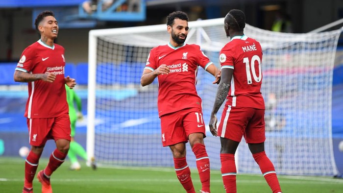 LONDON, ENGLAND - SEPTEMBER 20: Sadio Mane of Liverpool celebrates with teammate Mohamed Salah after scoring his teams second goal during the Premier League match between Chelsea and Liverpool at Stamford Bridge on September 20, 2020 in London, England. (Photo by Michael Regan/Getty Images)