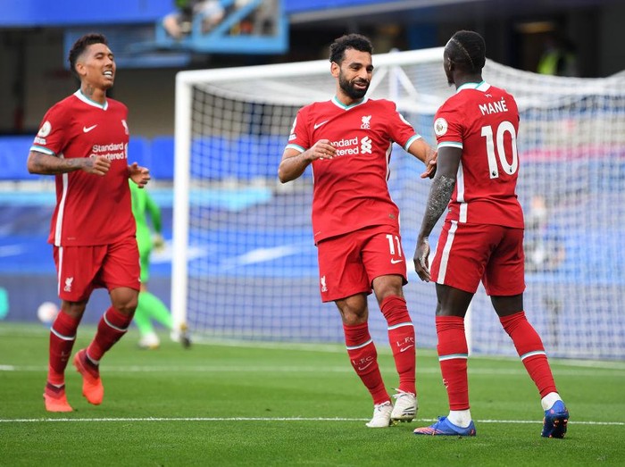 LONDON, ENGLAND - SEPTEMBER 20: Sadio Mane of Liverpool celebrates with teammate Mohamed Salah after scoring his teams second goal during the Premier League match between Chelsea and Liverpool at Stamford Bridge on September 20, 2020 in London, England. (Photo by Michael Regan/Getty Images)