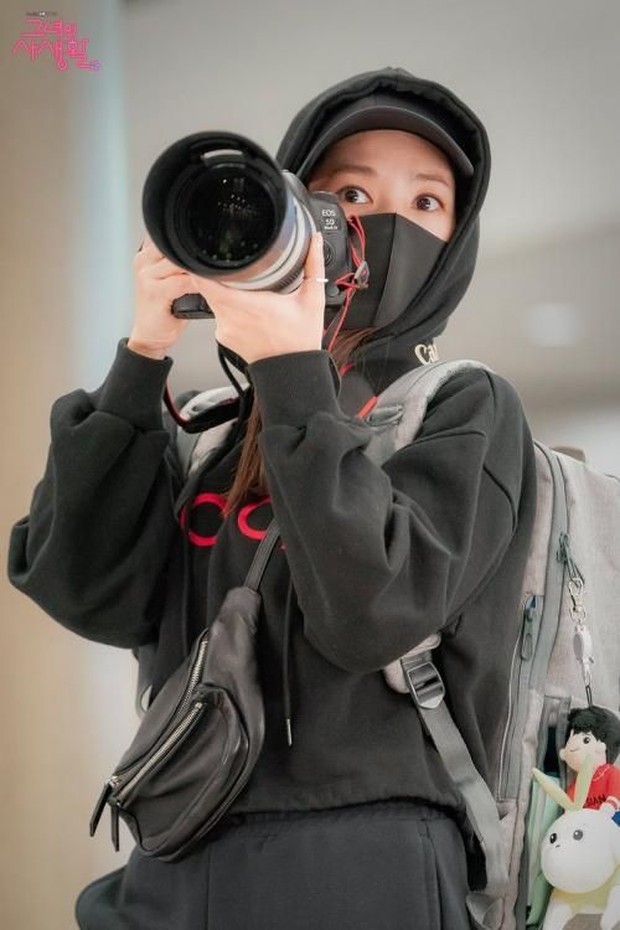 Staf menjual informasi idol Kpop kepada sasaeng fans dan hanya melalui transaksi uang tunai.