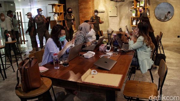 Satpol PP Sidak Protokol Kesehatan di Mal Kelapa Gading