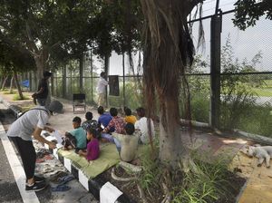 Sekolah Jalanan Untuk Warga Miskin di India