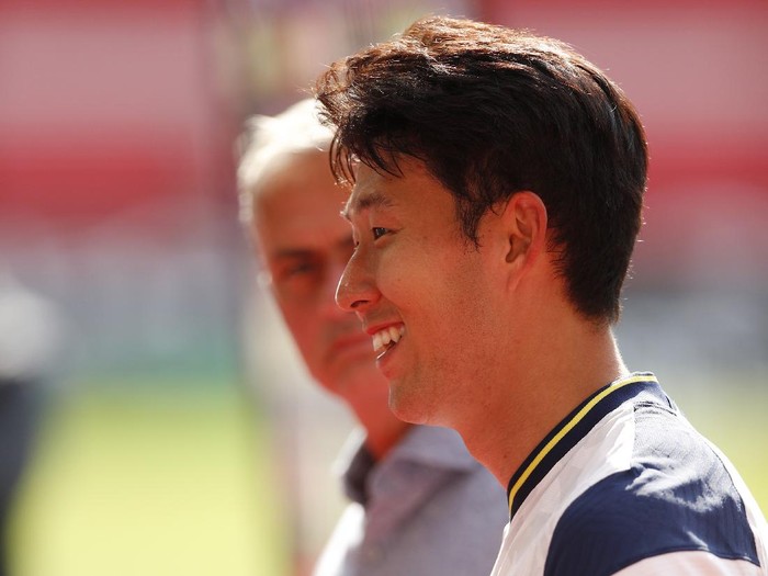 SOUTHAMPTON, ENGLAND - SEPTEMBER 20: Heung-Min Son of Tottenham Hotspur and Jose Mourinho, Manager of Tottenham Hotspur talk to the media after the Premier League match between Southampton and Tottenham Hotspur at St Marys Stadium on September 20, 2020 in Southampton, England. (Photo by Andrew Boyers - Pool/Getty Images)