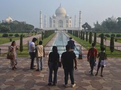 Rela Buka di Tengah Pandemi, Taj Mahal Sepi Peminat