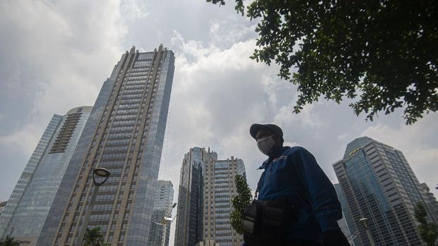 TARGET PENYALURAN STIMULUS PEMULIHAN EKONOMI NASIONAL Warga berjalan di kawasan Sudirman Central Business District (SCBD), Jakarta, Senin (21/9/2020). Pemerintah optimis dapat menyalurkan stimulus Pemulihan Ekonomi Nasional (PEN) mencapai Rp100 triliun sampai akhir September 2020. ANTARA FOTO/Aditya Pradana Putra/wsj.