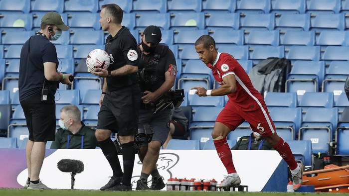 LONDON, ENGLAND - SEPTEMBER 20: Thiago Alcantara of Liverpool makes his way onto the pitch after half time during the Premier League match between Chelsea and Liverpool at Stamford Bridge on September 20, 2020 in London, England. (Photo by Matt Dunham - Pool/Getty Images)