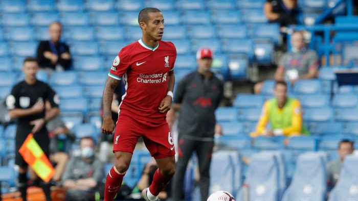 LONDON, ENGLAND - SEPTEMBER 20: Thiago Alcantara of Liverpool in action during the Premier League match between Chelsea and Liverpool at Stamford Bridge on September 20, 2020 in London, England. (Photo by Matt Dunham - Pool/Getty Images)