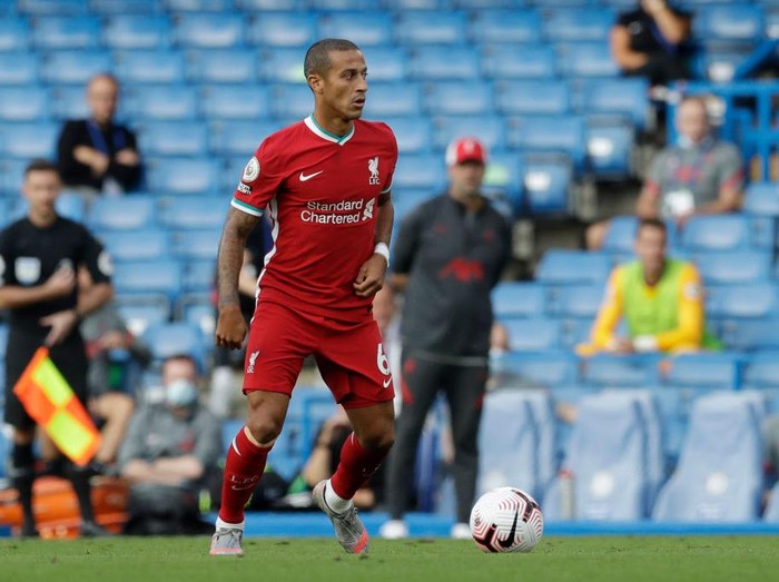 LONDON, ENGLAND - SEPTEMBER 20: Thiago Alcantara of Liverpool in action during the Premier League match between Chelsea and Liverpool at Stamford Bridge on September 20, 2020 in London, England. (Photo by Matt Dunham - Pool/Getty Images)