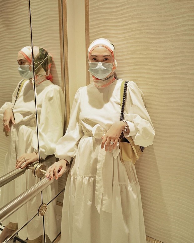 Tips memilih baju kerja/Instagram @indahnadapuspita