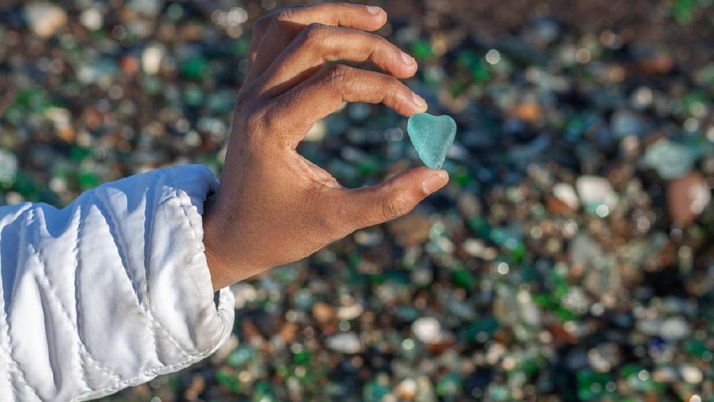 Foto: Pasir Pantai Kaca Unik dari Limbah Botol