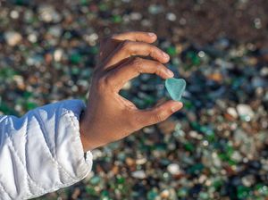 Foto: Pasir Pantai Kaca Unik dari Limbah Botol Foto: Pasir Pantai Kaca Unik dari Limbah Botol